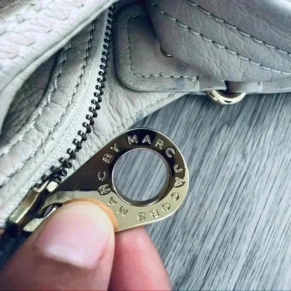 MARC  JACOBS CREAM OFF WHITE PEBBLE LEATHER SHOULDER GOLD HARDWARE BAG - Picture 9 of 15